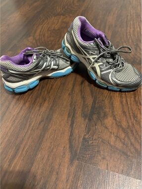 Women’s asics size 8